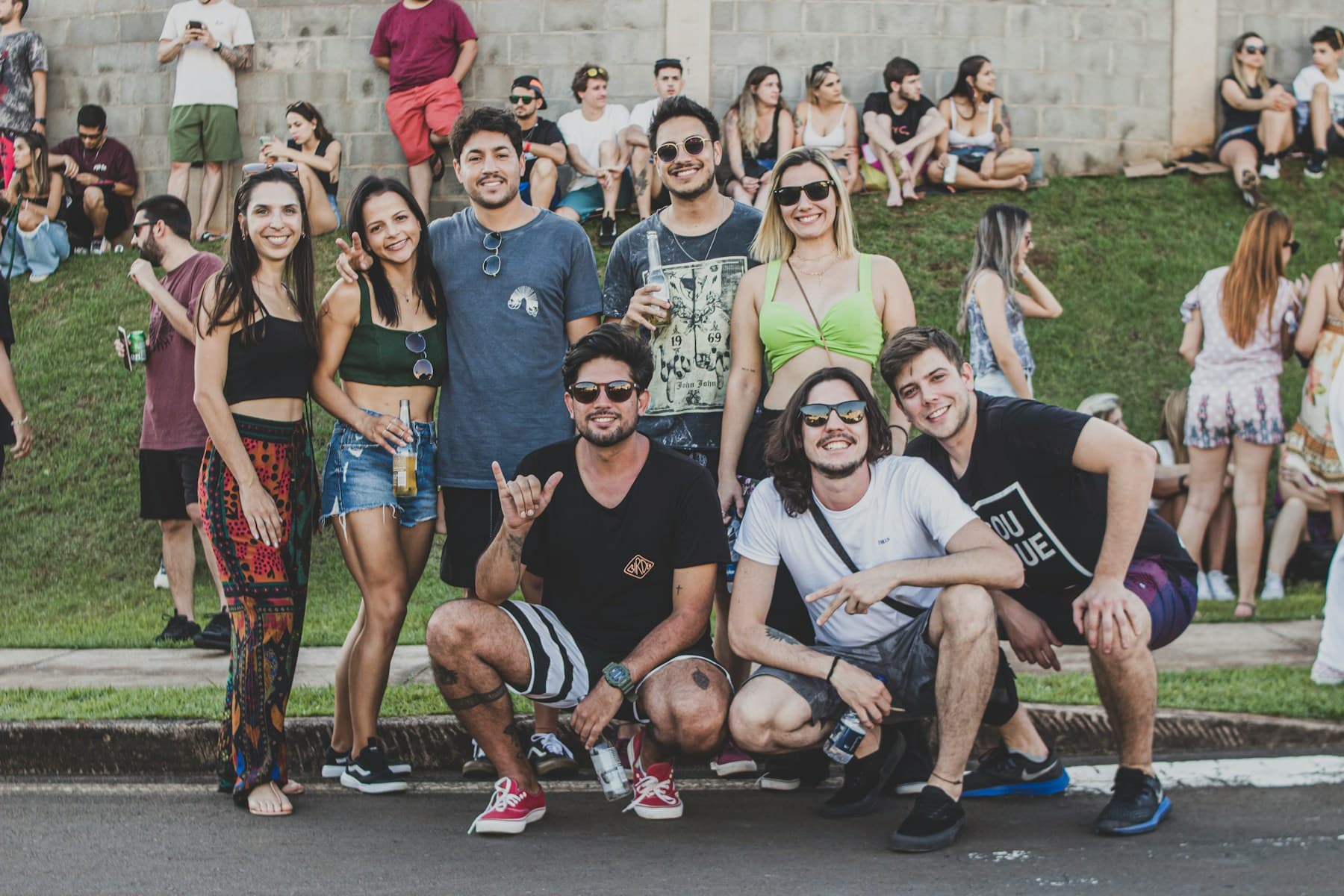 Grupo de jovens reunidos ao ar livre