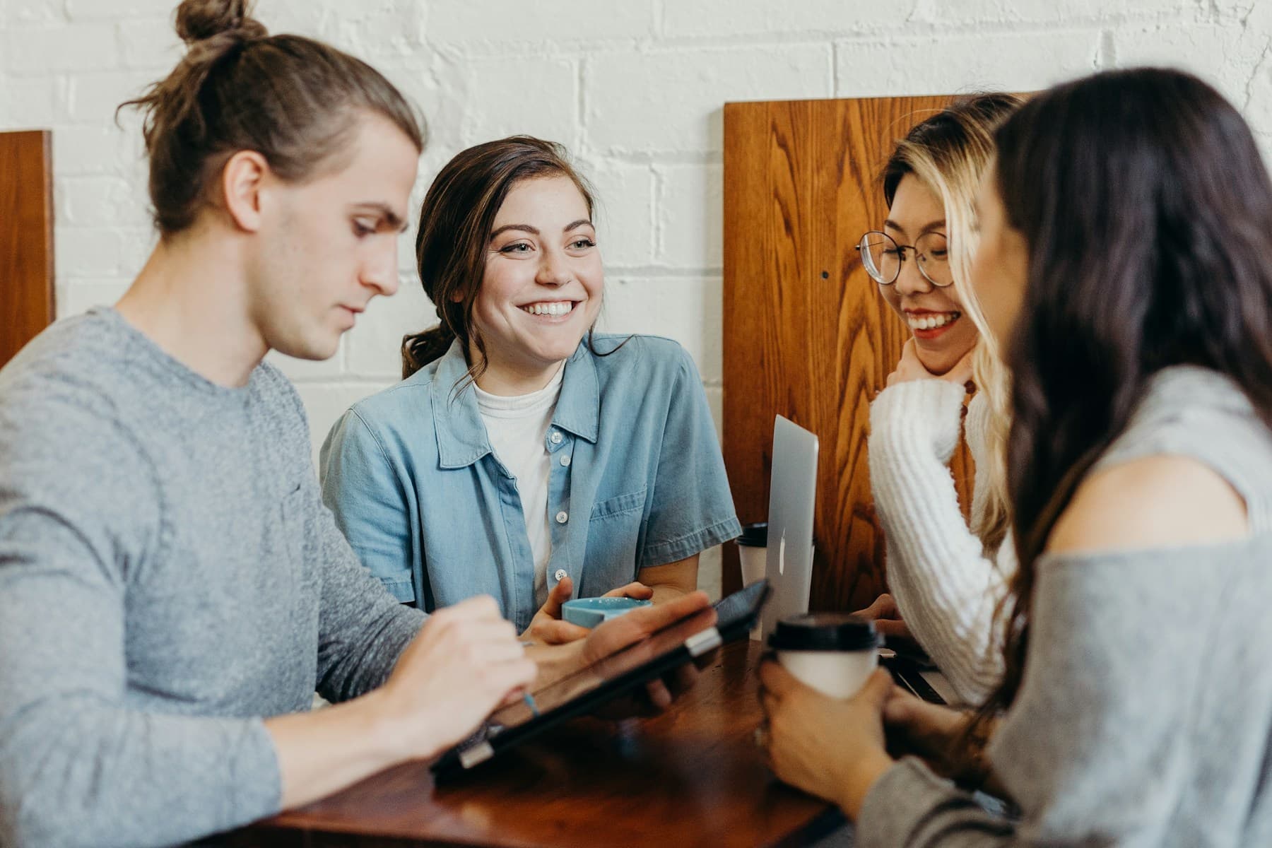 Duas mulheres em conversa próxima num café